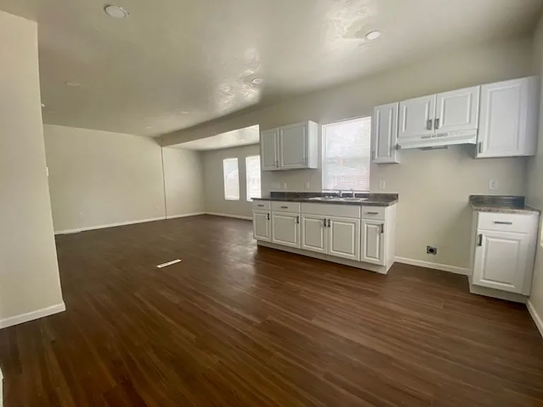 1172 E Walnut St — Photo 9