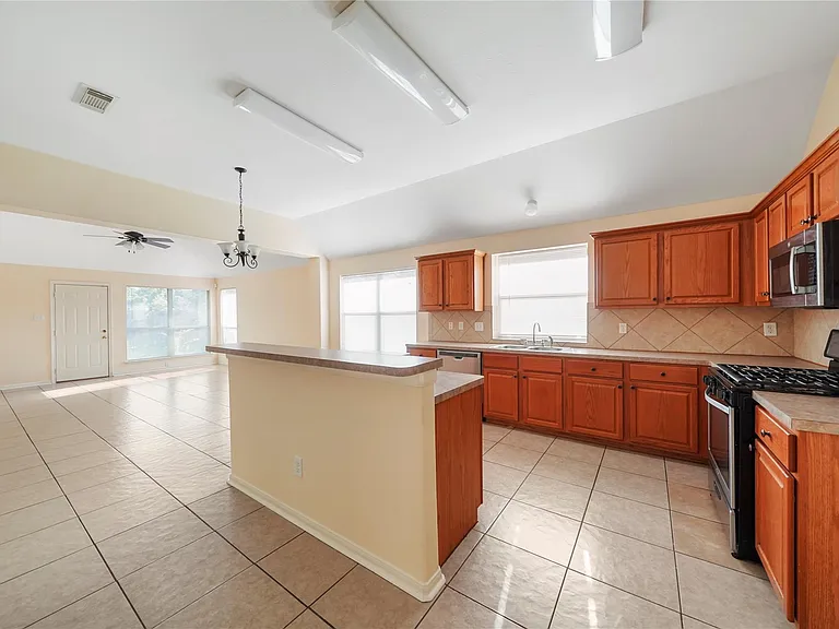 20410 Pomegranate Ln — Photo 4