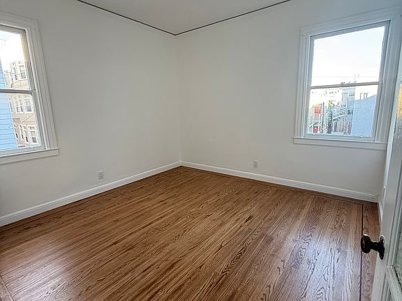 5th image of 1078 Washington St