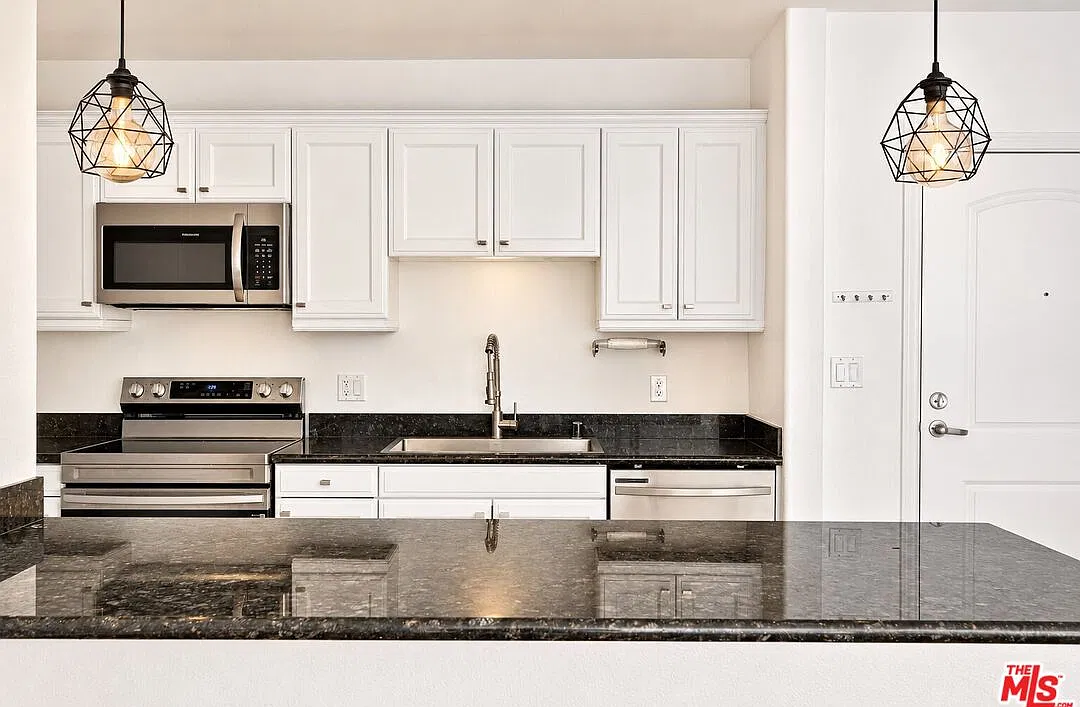 2 bed, 2.0 bath, 1000 sqft, $2,995 — Photo 4
