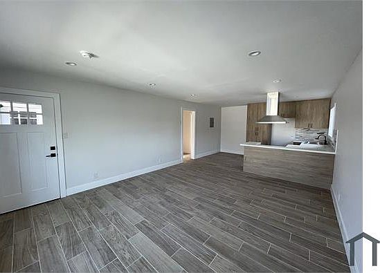 1st image of 7337 Woodley Ave #8