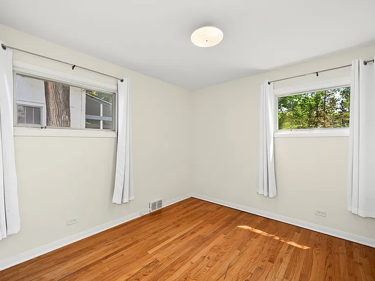 673 N Park Blvd — Photo 16
