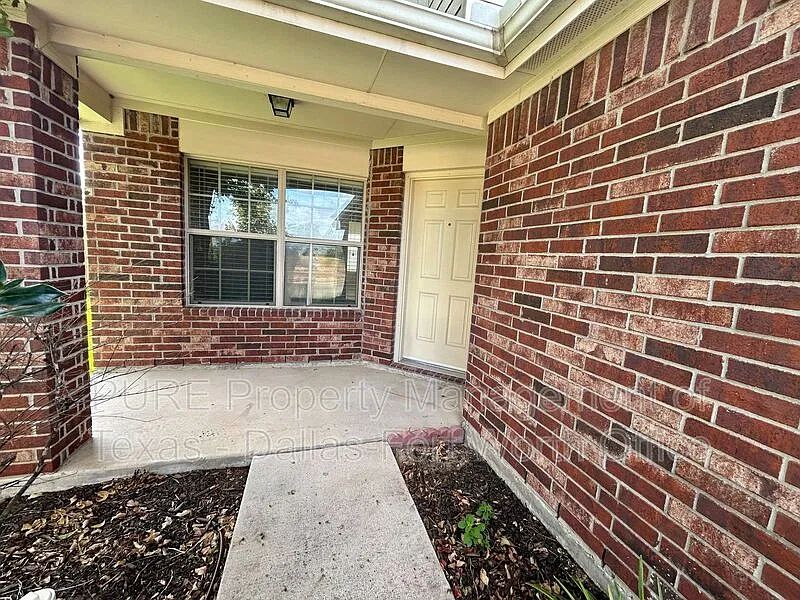 4 bed, 2.5 bath, 1784 sqft, $2,100 — Photo 3