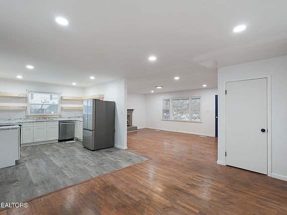 2nd image of 5011 Knoxwood Dr