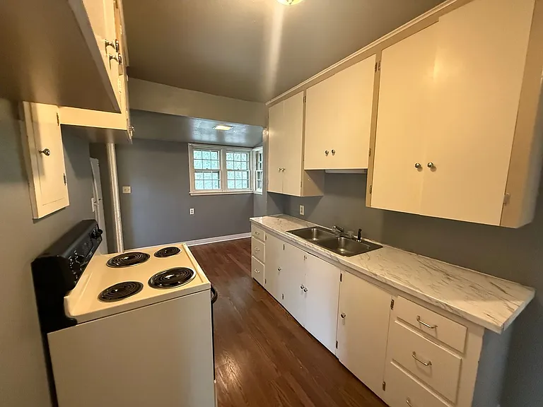 414 W 24th St — Photo 9