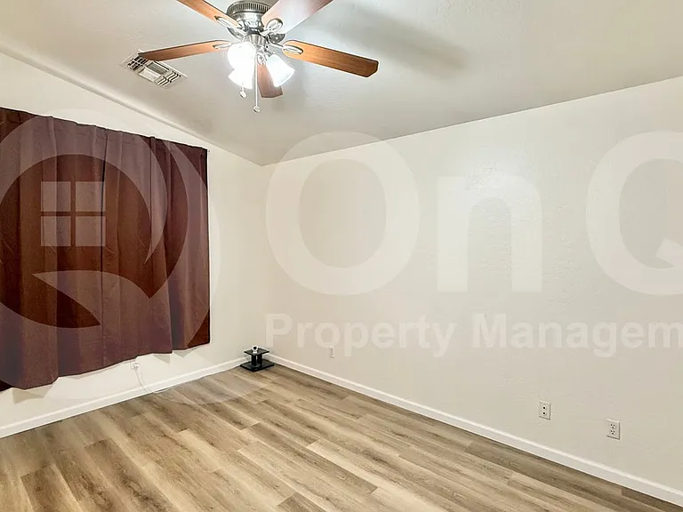 417 E Cantebria Dr — Photo 10