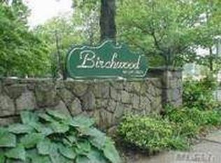5221 Wilshire Ln, Oakdale, NY 11769