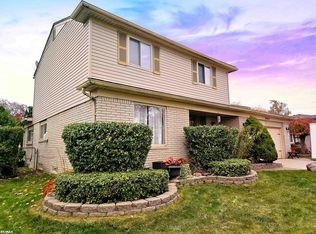 23819 W Fairway Dr, Woodhaven, MI 48183