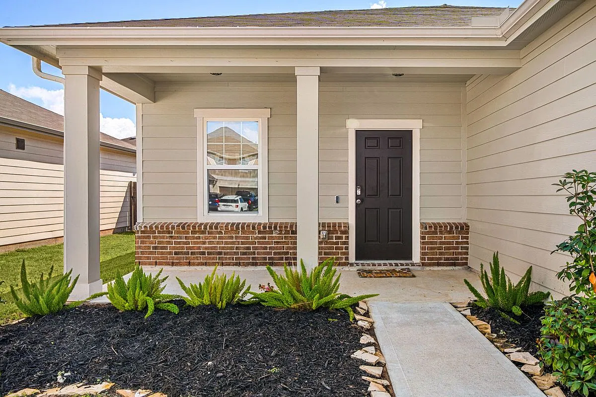 3 bed, 2.0 bath, 1216 sqft, $2,300 — Photo 2