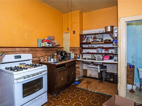 5th image of 109 Church St