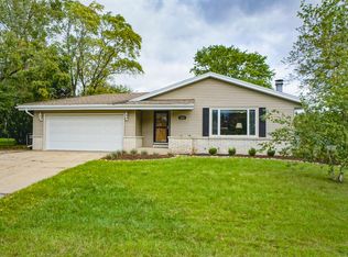 1091 Hancock Dr, Oconomowoc, WI 53066