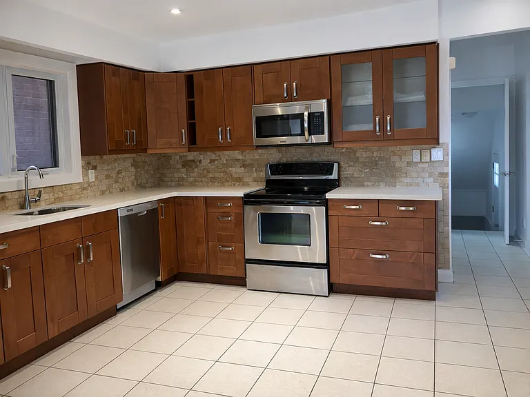 3 Bedrooms : $3030 per month + utilities