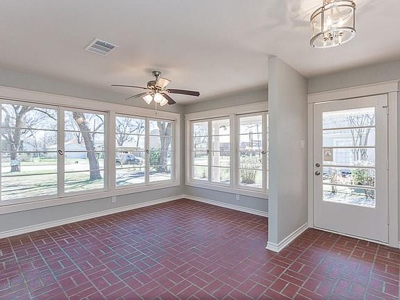 4th image of 207 N Clay St