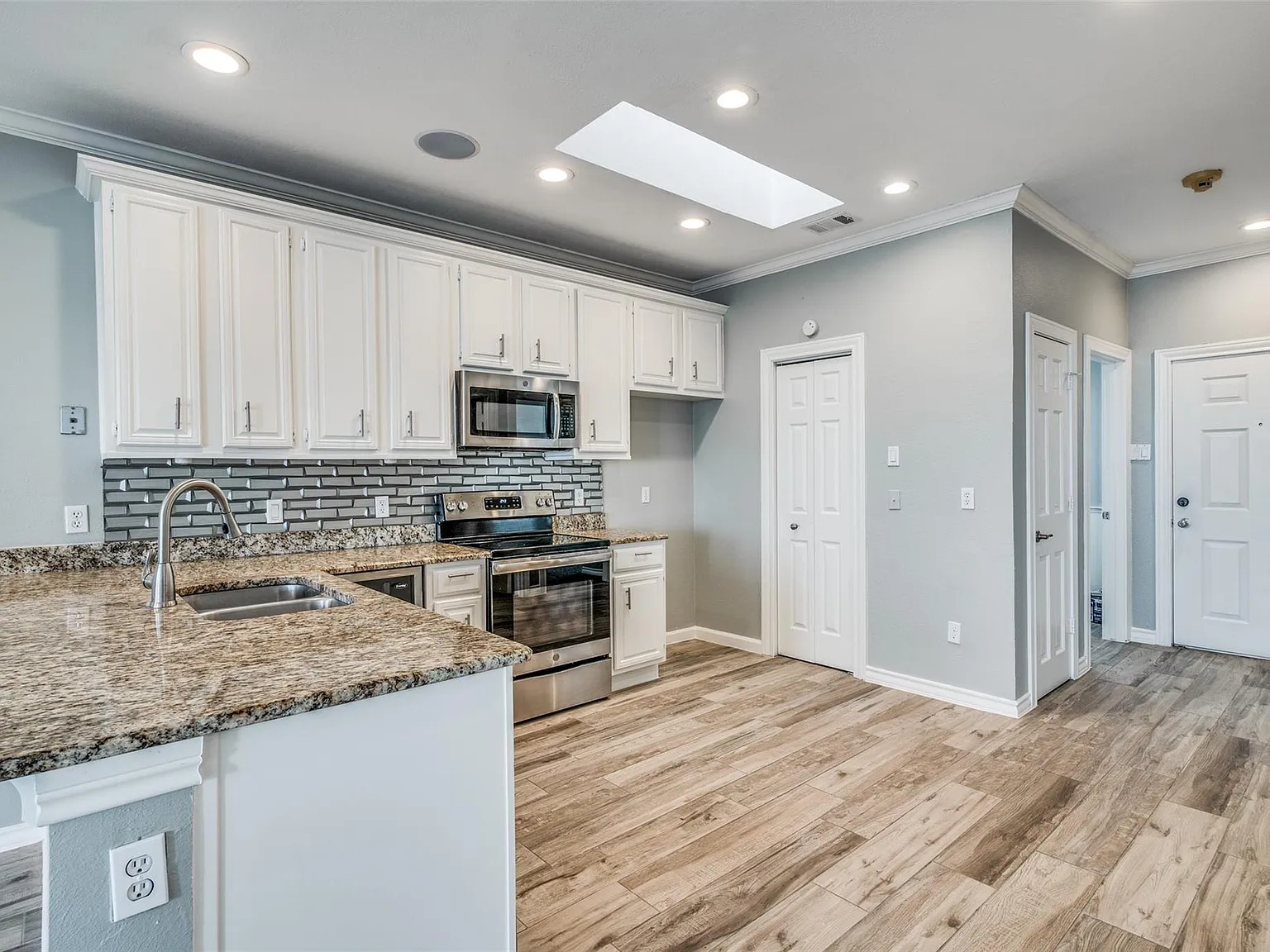 2 bed, 1816 sqft, $3,000 — Photo 2
