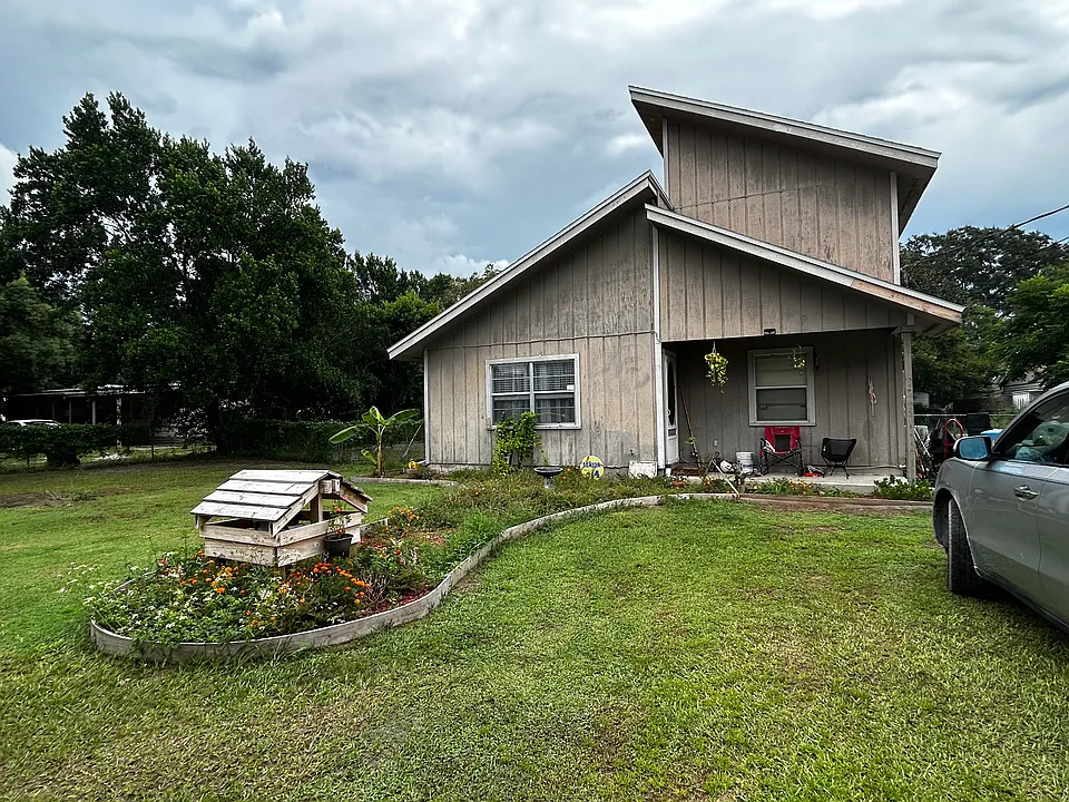 1729 Debbie Dr