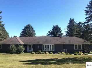 1051 Meadow Lake Dr, Mason City, IA 50401