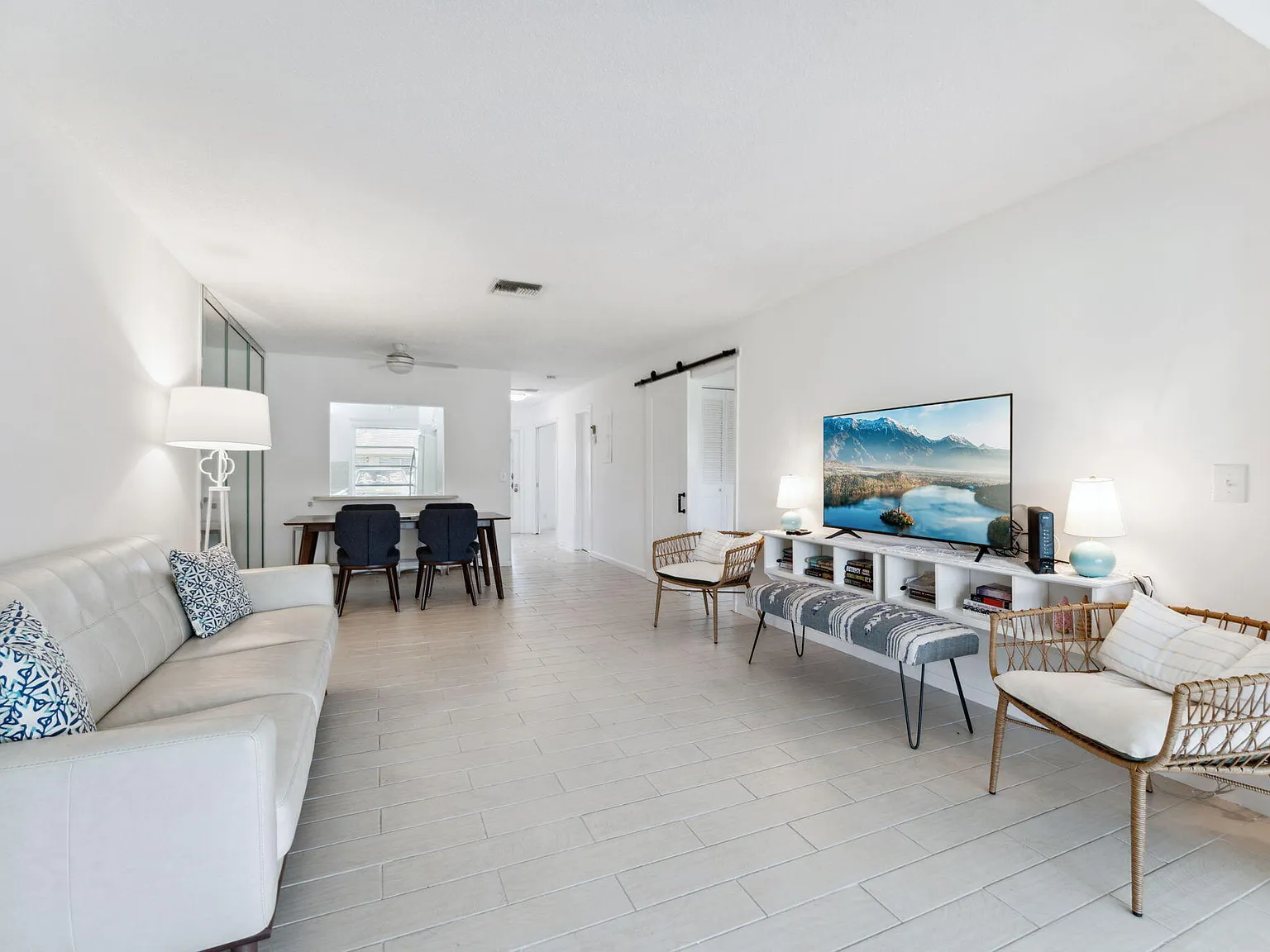 2 bed, 2.0 bath, 982 sqft, $2,500 — Photo 2