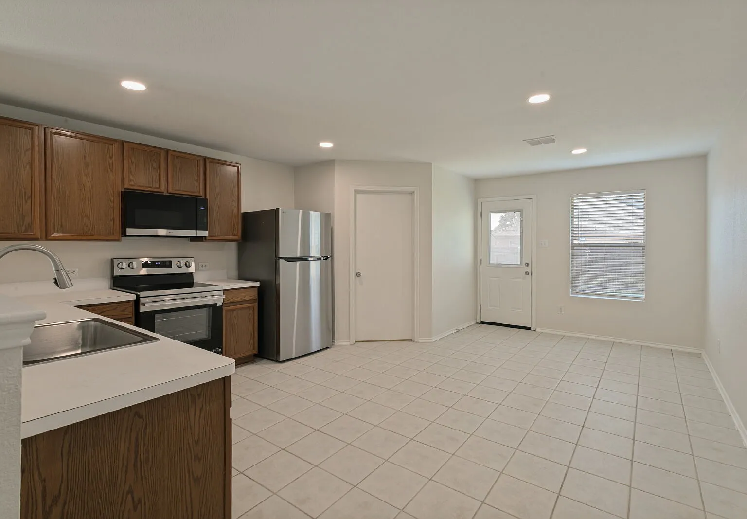 3 bed, 2.0 bath, 1596 sqft, $1,850 — Photo 4