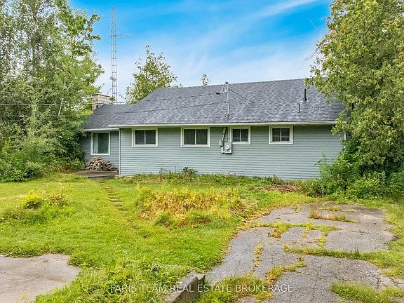 3rd image of 1467 Cunningham Cres