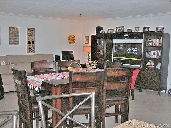 4th image of 665 NE 195th St APT 121