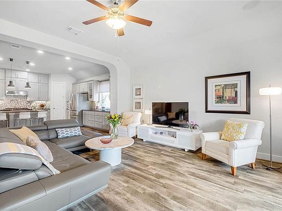 4th image of 532 Chitalpa St
