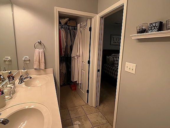 3rd image of 220 Mason View Ct