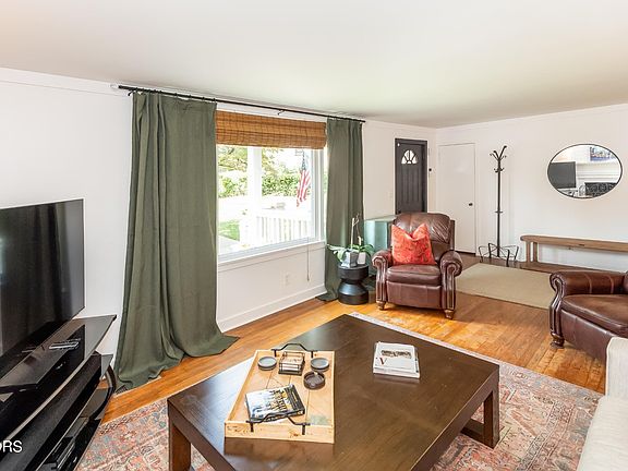 3rd image of 1104 Park Hill Cir