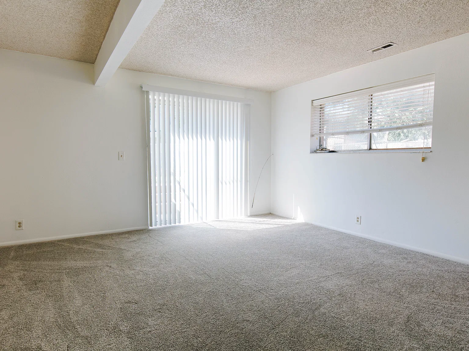 3 bed, 1.5 bath, 1290 sqft, $1,700 — Photo 3