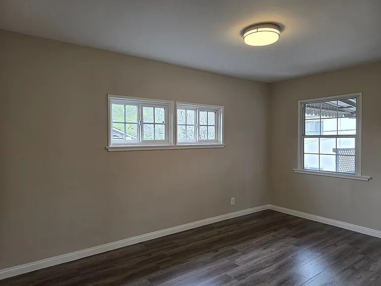 5547 Woodman Ave — Photo 24