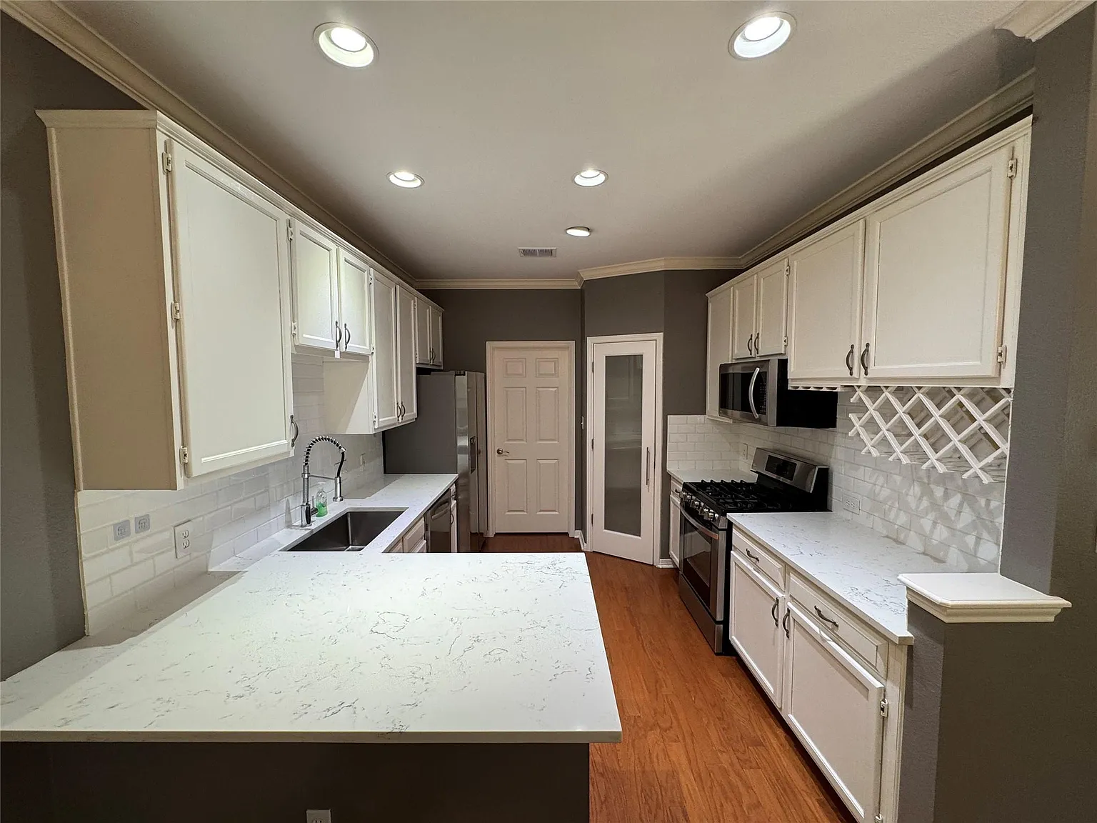 2 bed, 2.5 bath, 1223 sqft, $2,200 — Photo 4