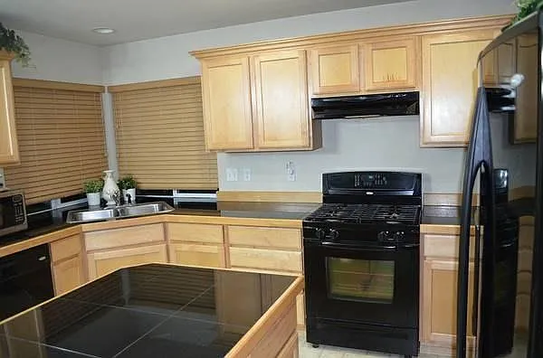 3 bed, 2.5 bath, 2360 sqft, $3,700 — Photo 3