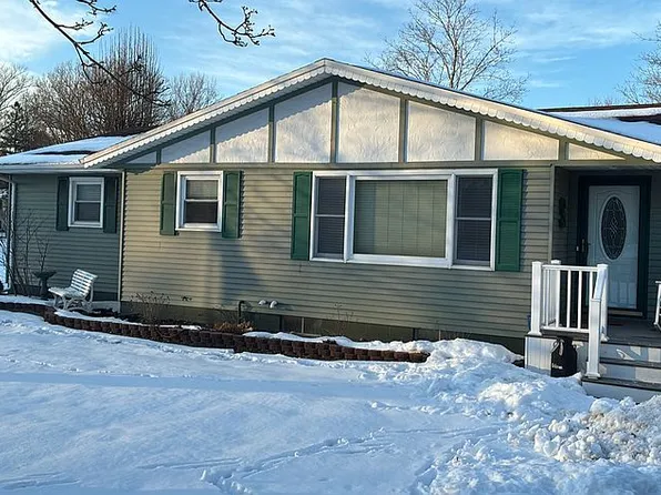 1913 Orchard Dr, Stevensville, MI 49127