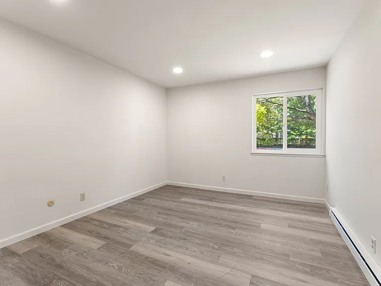 2441 Carlmont Dr — Photo 10