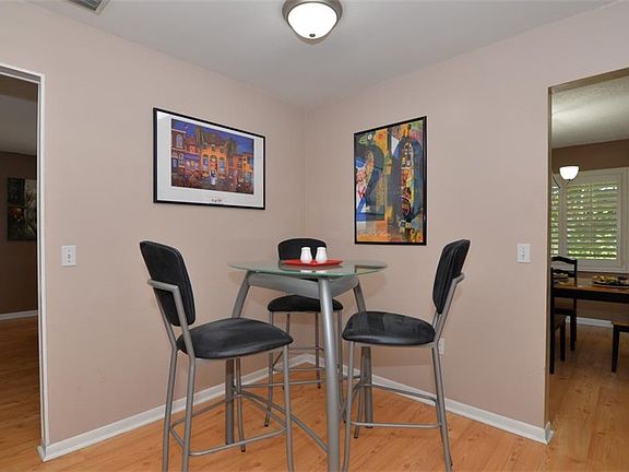 5th image of 525 Green Briar Blvd