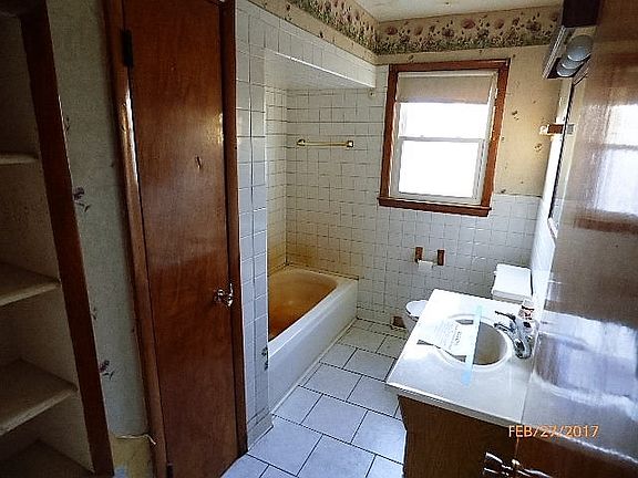 4th image of 315 N Circle Dr