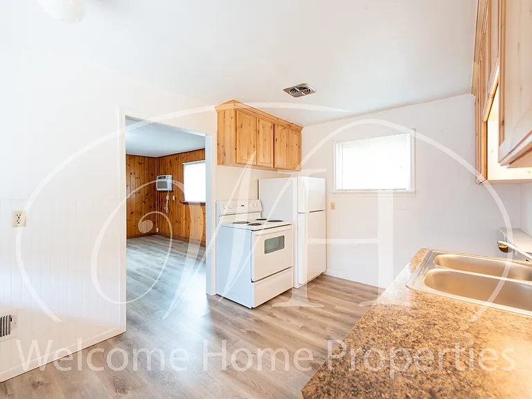 532 N 6th Ave — Photo 4