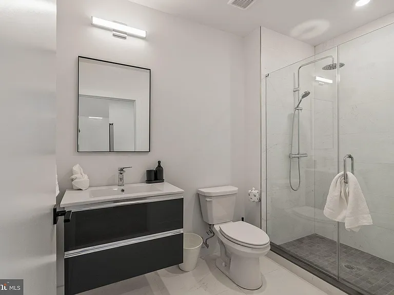 416 W Girard Ave #2 — Photo 17