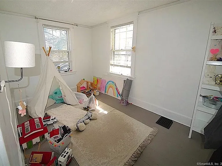 13 Park Ln — Photo 4