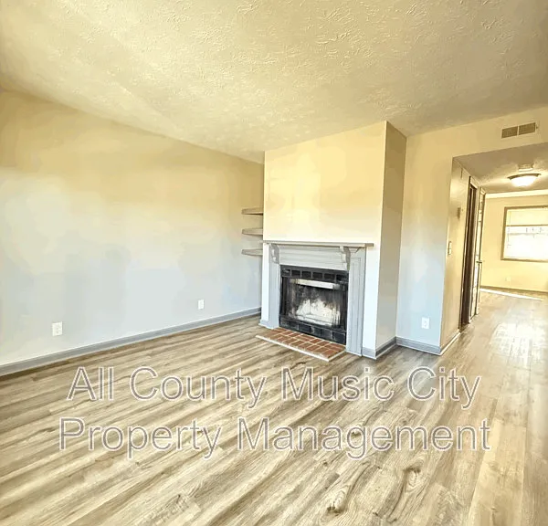 3120 Creekwood Dr — Photo 3
