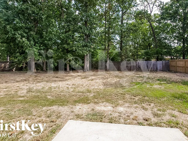 1102 Eastwood Dr — Photo 15
