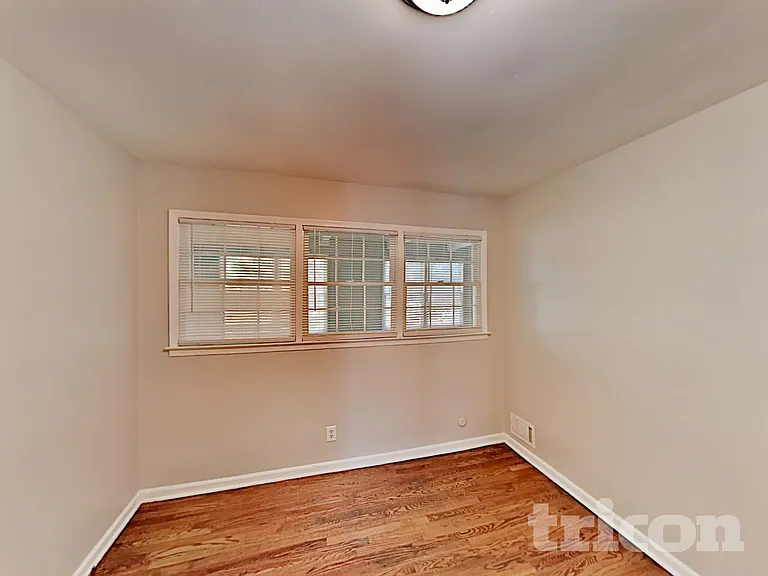 1606 Huntington Dr — Photo 9