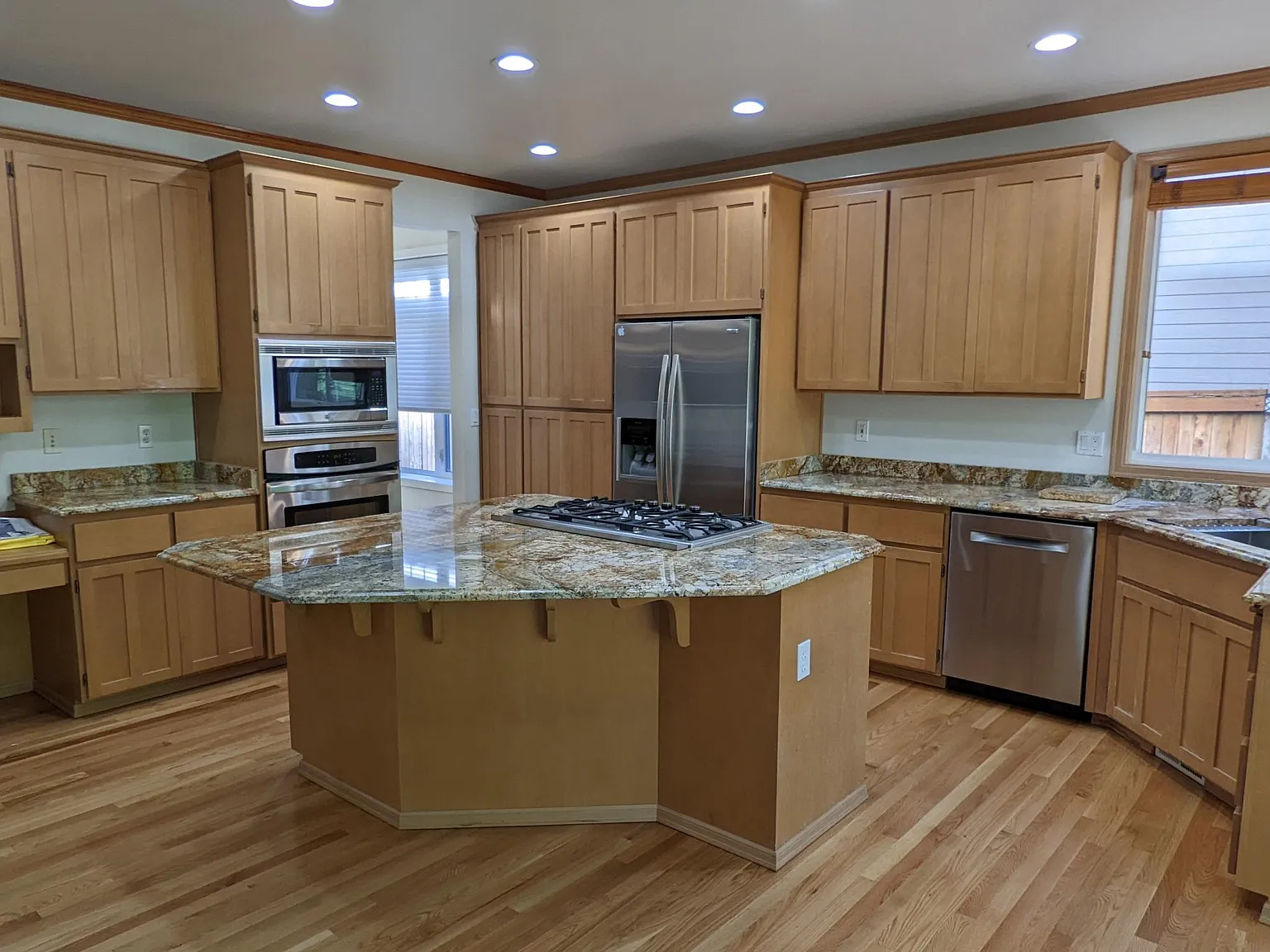4 bed, 2.5 bath, 2990 sqft, $4,750 — Photo 4