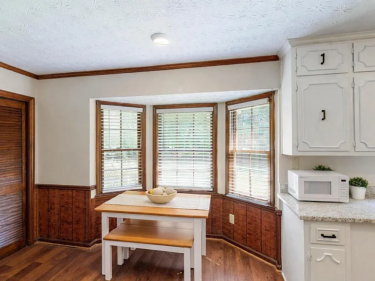 Tudor Castle Cir — Photo 9