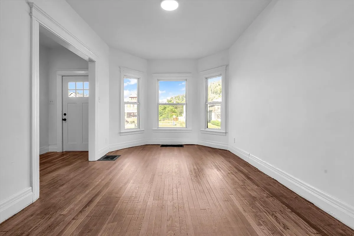 3 bed, 1.5 bath, 1252 sqft, $1,900 — Photo 2