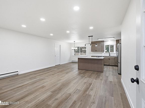 4th image of 190 Trumpeter Ave