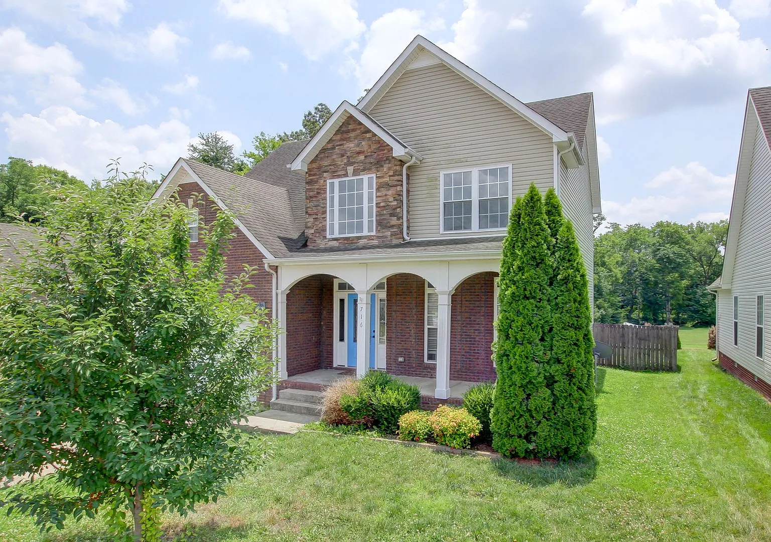 Vibrant 4 br home Close to Exit 1 Cats Welcome. Dogs Too! — Photo 3