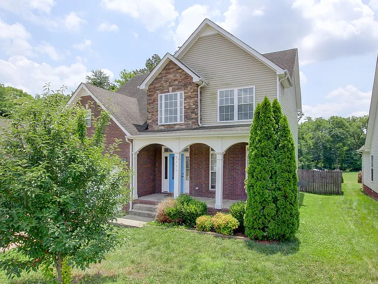 716 Cavalier Dr — Photo 3