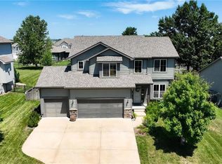 1009 SE Forest Ridge Ct, Blue Springs, MO 64014