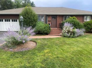 4 Pell Ln, Syosset, NY 11791