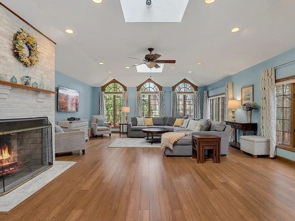 28 Woodside Cir, Sturbridge, MA 01566
